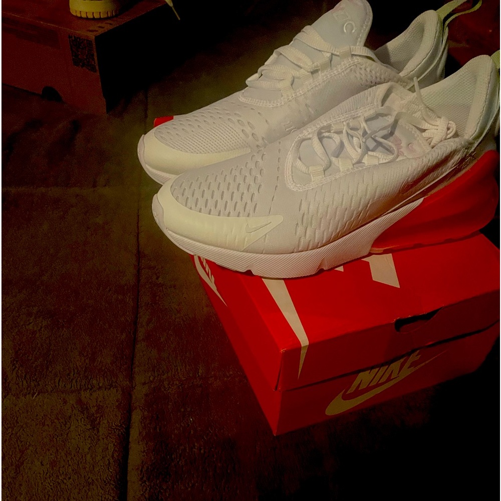 Big kids air max 270 brand new never worn